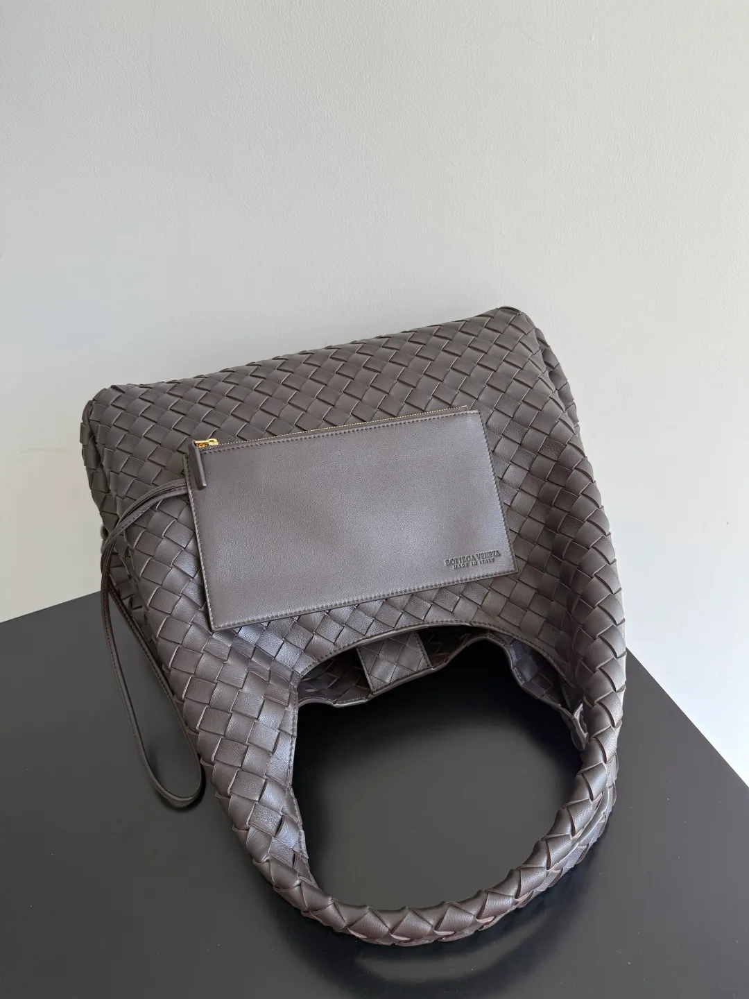 Batch 2760 new products are coming! BOTTEGA VENETA Bottega Veneta's 2025 new Campana shoulder bag is on the market~ First of all, I would like to praise the weight of this bag. As a not too small bag, it is very light for daily use. For people like me who need to carry a lot of belongings when going out, this advantage is great, and it greatly reduces the burden of traveling. 🛍️The shape is a bit like a combination of parachute and jodie. The blunt triangle shape is cute and honest. Carrying it on your back when going shopping is a good mood accelerator. The handles and body of the bag are both classic weaves. A tie is added to the original open design. If it is not tied up, the bag will look like a small vegetable basket when carried. Style number: 844250 Size: 39*24*18.5cm